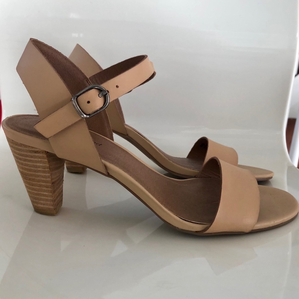 Lucky Brand Nude Leather Sandals